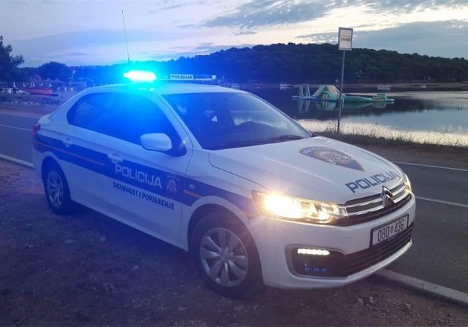 S mobitelom u ruci prošla pored znaka obaveznog zaustavljanja pa odbila i testiranja na alkohol i drogu