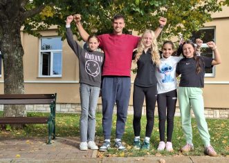 Djevojke iz Osnovne škole Joakima Rakovca (Svl. Lovreč) prve na međuopćinskom natjecanju iz krosa