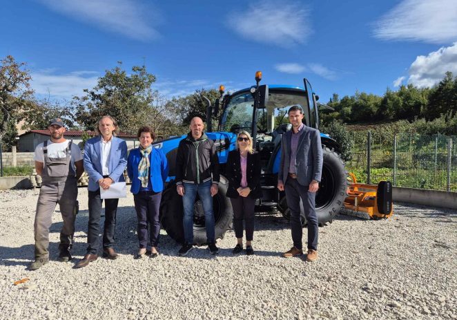 Općina Vižinada dobila novi traktor za održavanje zelenih površina