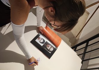 Porečki slikar Eugen Varzić izlaže na 2. Trijenalu portreta u Kninu