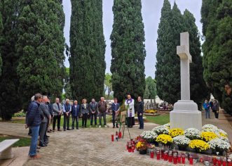 Povodom blagdana Svih svetih i Dušnog dana tradicionalno položeni vijenci na Gradskom groblju