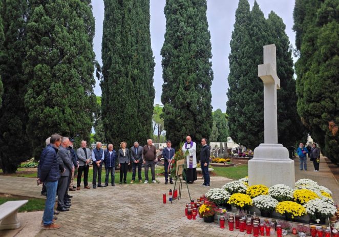 Povodom blagdana Svih svetih i Dušnog dana tradicionalno položeni vijenci na Gradskom groblju