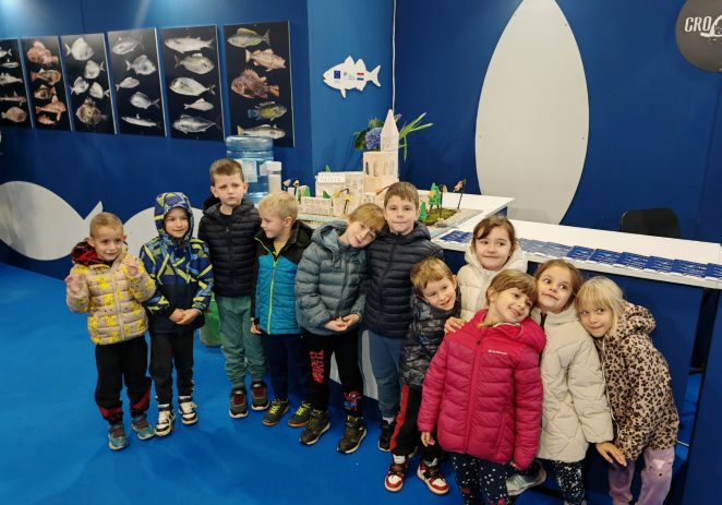 Mališani iz dječjeg vrtića Crvenkapica na CroFish-u izložili svoje radove na temu “Grad Poreč u očima djeteta”