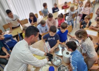 Mali kuhari iz OŠ Jože Šurana Kaštelir u akciji  – valorizacija ekološkog grampera kroz školske recepte