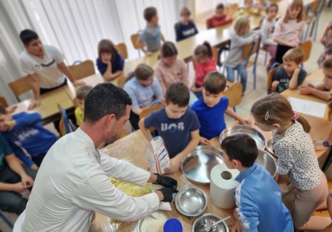 Mali kuhari iz OŠ Jože Šurana Kaštelir u akciji  – valorizacija ekološkog grampera kroz školske recepte