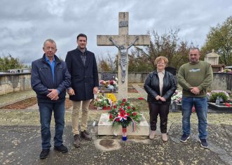 Predstavnici Općine Vižinada položili su vijence i zapalili svijeće uoči Dana sjećanja na žrtve Domovinskog rata i Dana sjećanja na žrtvu Vukovara i Škabrnje