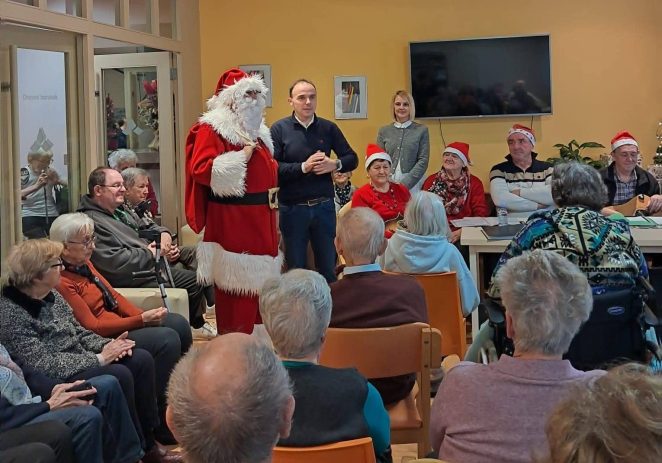 Gradonačelnik Peršurić i zamjenica Nataša Basanić Čuš posjetili Dom za starije povodom nadolazećih blagdana