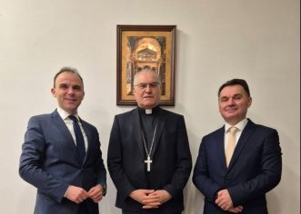 Gradonačelnik Peršurić i predsjednik Gradskog vijeća Štifanić na božićnom prijemu kod porečkog i pulskog biskupa Štironje