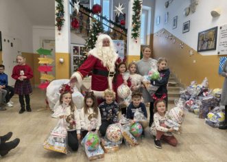 Djed Božićnjak razveselio učenike Talijanske škole Bernardo Parentin