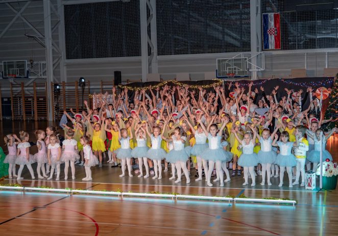 Božićna plesna čarolija ,,Studija za izvedbene umjetnosti MOT 08”:  Mary Poppins i tajna gradske čarolije