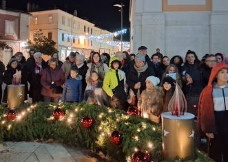 Upaljene prve adventske svijeće u Poreču, Novoj Vasi, Baderni i Červar Portu – uvod u najbogatiji jubilarni Advent