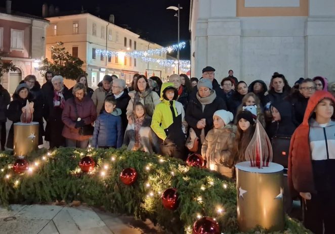 Upaljene prve adventske svijeće u Poreču, Novoj Vasi, Baderni i Červar Portu – uvod u najbogatiji jubilarni Advent
