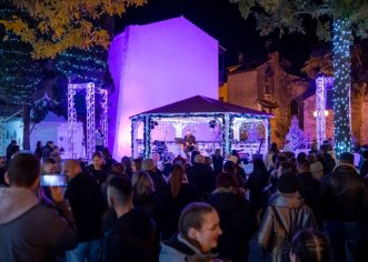 Na Adventu Poreč sinoć večer smijeha uz Luku Bulića, večeras adventsko fotografiranje, sutra dolazak Djeda Mraza