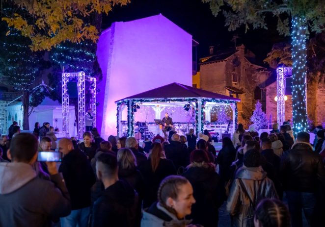 Na Adventu Poreč sinoć večer smijeha uz Luku Bulića, večeras adventsko fotografiranje, sutra dolazak Djeda Mraza