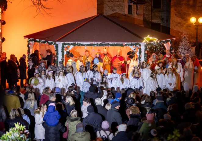 Peto uprizorenje Živih jaslica Župe Poreč okupilo najveći broj volontera i posjetitelja do sad