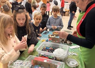“USUSRET BOŽIĆU” – blagdansko druženje u Kašteliru uz radionicu, besplatno fotografiranje i humanitarni sajam