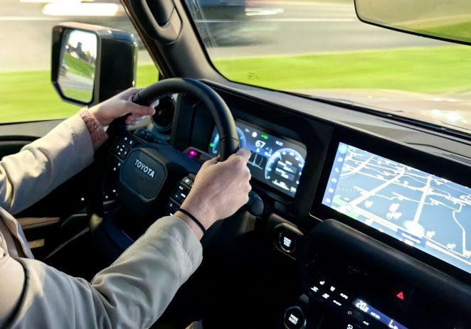 To smo svi znali: Istraživanje potvrdilo, zasloni u automobilima značajno ugrožavaju sigurnost vožnje