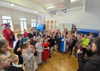 Karnevalsko veselje u Talijanskoj osnovnoj školi B. Parentin: učenici četvrtog razreda organizirali dan ispunjen igrom i maštom