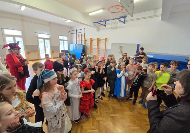 Karnevalsko veselje u Talijanskoj osnovnoj školi B. Parentin: učenici četvrtog razreda organizirali dan ispunjen igrom i maštom