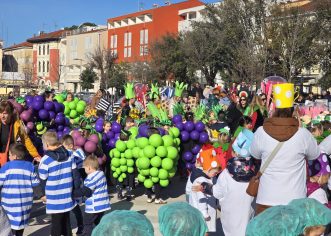 Porečki dječji karneval ispunio rivu smijehom i šarenim kostimima