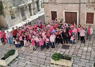 Dan ružičastih majica u Talijanskoj osnovnoj školi – Scuola elementare italiana Bernardo Parentin Poreč-Parenzo: zajedno protiv vršnjačkog nasilja