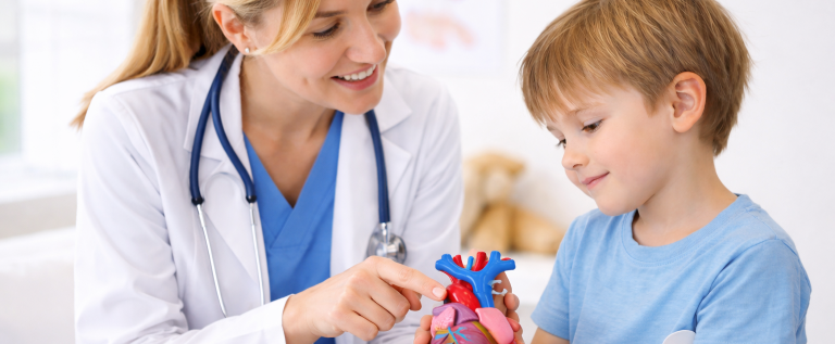 Doktorica, dječak i model srca_AI foto