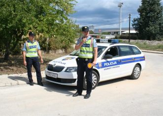 Vozač odbio test na droge, a kod sebe imao i plinski pištolj