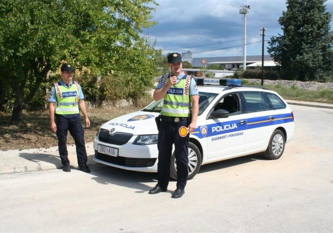 Vozač odbio test na droge, a kod sebe imao i plinski pištolj