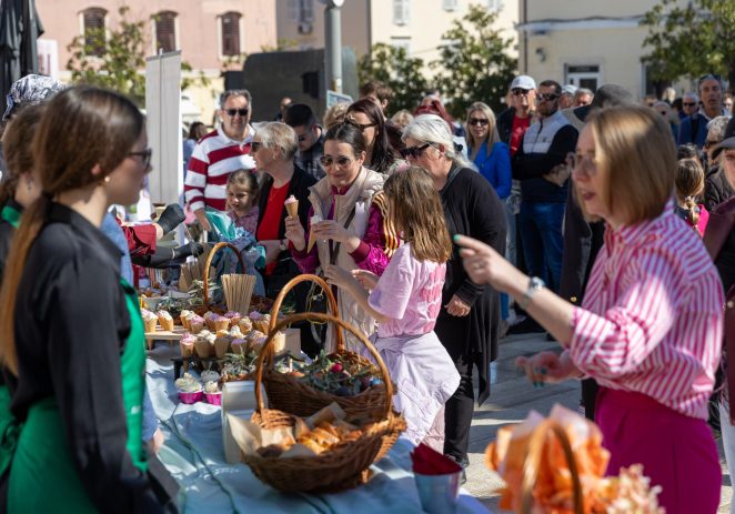 USKRS U POREČU: Bogat blagdanski program na Trgu slobode otvara proljetnu sezonu