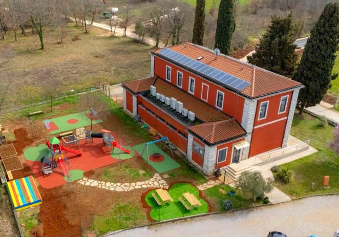 Završeno je uređenje i opremanje igrališta talijanskog dječjeg vrtića Paperino u Varvarima