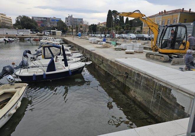 Počeli su radovi na popločenju porečke šetnice kroz komunalnu lučicu