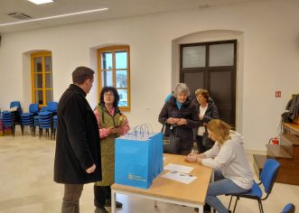 U Svetom Lovreču podijeljeni uskrsni darovi za umirovljenike i starije osobe