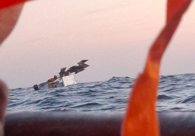 U moru ispred Poreča potonuo ribarski brod – ribari se spasili u splavu, spasila ih posada sa kočarice “Alba”