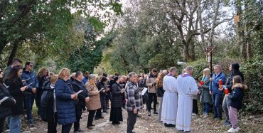 U Vrsaru je po 16. put nastavljena tradicija održavanja pobožnosti Križnog puta „Ka sv. Andriji“