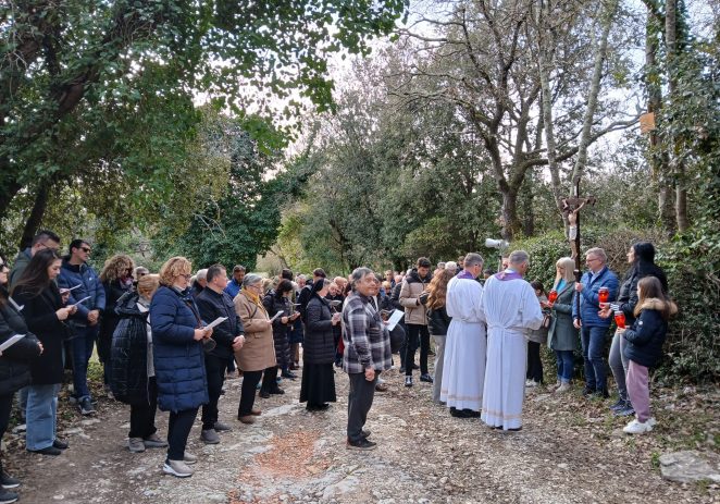 U Vrsaru je po 16. put nastavljena tradicija održavanja pobožnosti Križnog puta „Ka sv. Andriji“