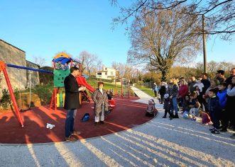 U naselju Ferenci svečano otvoreno moderno novouređeno dječje igralište