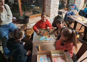 Tražila se stolica više: Oduševljenje na prvoj Večeri društvenih igara u Jami Baredine