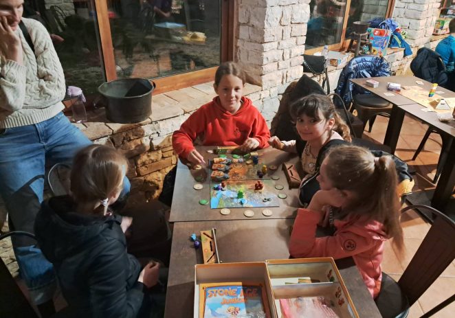 Tražila se stolica više: Oduševljenje na prvoj Večeri društvenih igara u Jami Baredine