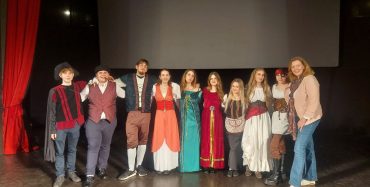 Predstava “Utrka preko oceana” srednjoškolske dramske družine „Kratki rez“ Srednje škole Mate Balote Poreč u subotu u Parku Matije Gupca