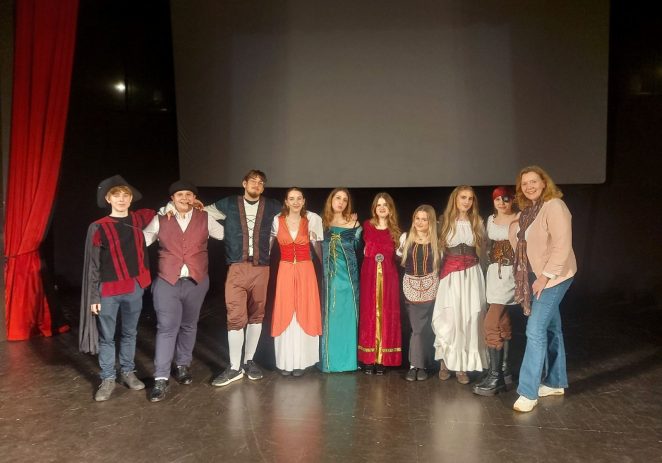 Predstava “Utrka preko oceana” srednjoškolske dramske družine „Kratki rez“ Srednje škole Mate Balote Poreč u subotu u Parku Matije Gupca