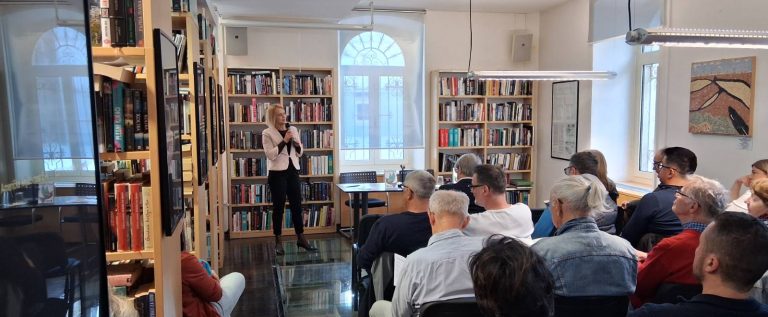 IMG-cf2da2c97d5631f064c92175fd049ecb-V