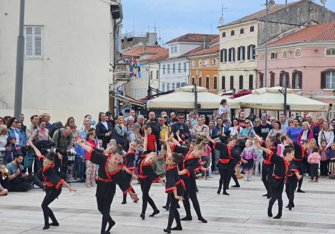 Porečki USB rasplesao Trg slobode čestitkom za Dan Grada i Svjetski dan plesa