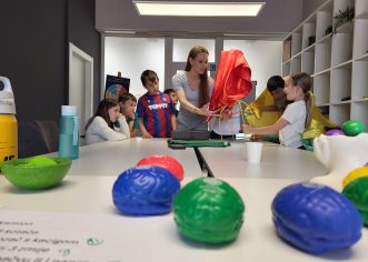 KAKO MOZAK VIDI SVIJET? Novi program „NeuroLab” uči djecu znanstvenom razmišljanju kroz zabavne eksperimente i STEM izazove