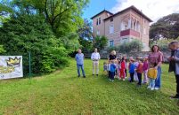 Povodom Svjetskog dana pčela udruga Nektar održala prezentaciju za djecu pored pčelinjaka u naselju M. Balota