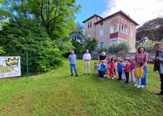 Povodom Svjetskog dana pčela udruga Nektar održala prezentaciju za djecu pored pčelinjaka u naselju M. Balota