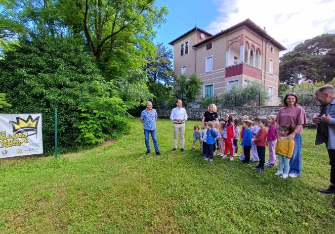 Povodom Svjetskog dana pčela udruga Nektar održala prezentaciju za djecu pored pčelinjaka u naselju M. Balota