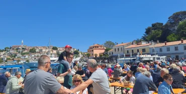 Proslava Praznika rada na ribarskom molu u Vrsaru okupila brojne mještane i posjetitelje