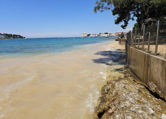 Prije početka sezone kupanja uređuju se i gradske (javne plaže)
