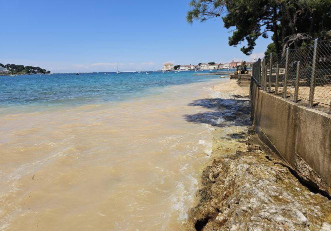 Prije početka sezone kupanja uređuju se i gradske (javne plaže)