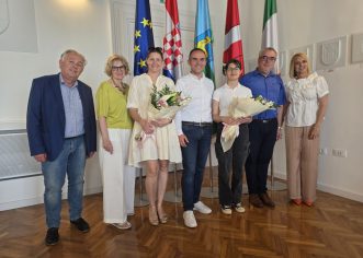Gradonačelnik Peršurić primio je učenicu Srednje škole Mate Balote Tihanu Melon, državnu prvakinju iz talijanskog jezika